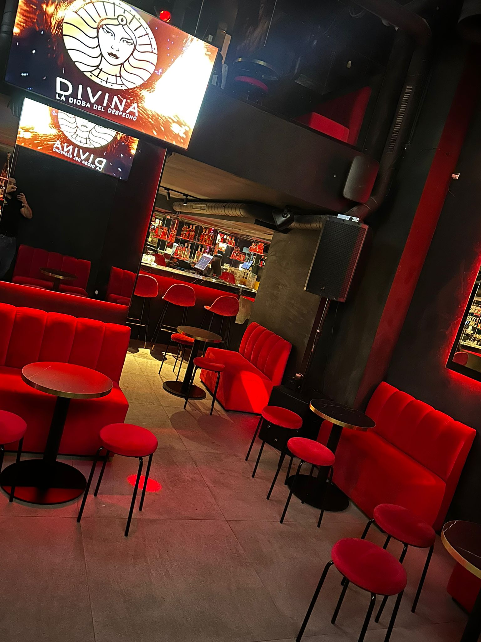 4. Interior y ambiente de La Divina, discoteca colombiana en Madrid